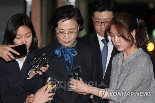 직원들에게 폭언을 퍼붓고 손찌검한 의혹이 제기된 한진그룹 조양호 회장의 아내 이명희 일우재단 이사장이 29일 서울 종로구 서울지방경찰청에서 조사를 마친 뒤 귀가하고 있다. <연합뉴스>